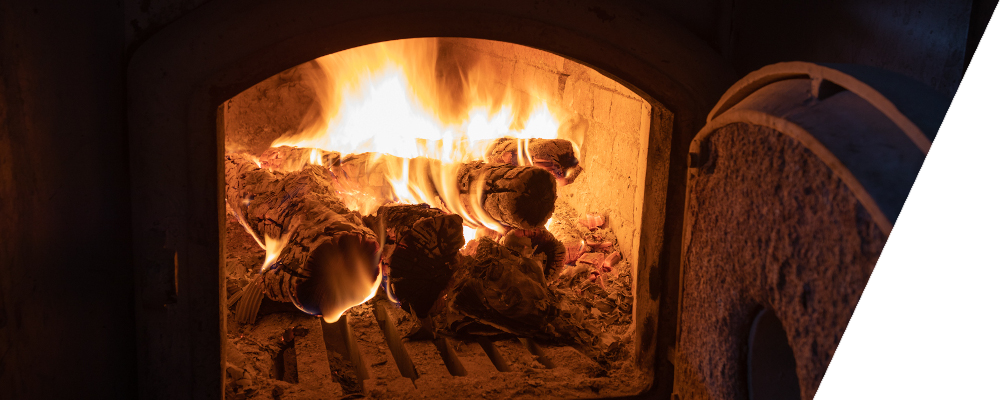 Horno de leña con fuego en su interior