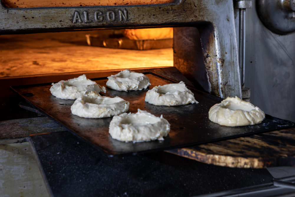 pastas en la puerta del horno de leña